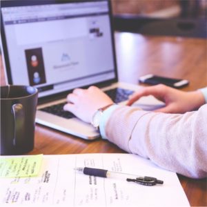 Contratar uma agência de marketing digital ou fazê-lo internamente