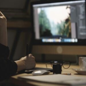 Designer gráfico trabalhando no mac