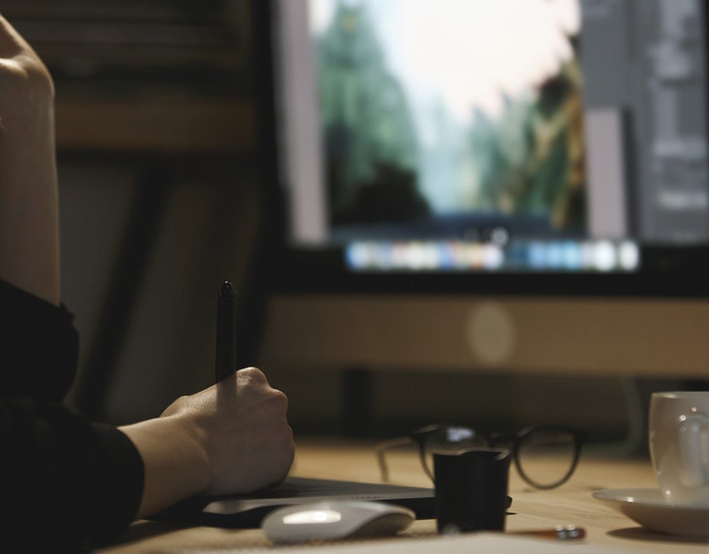 Designer gráfico trabalhando no mac