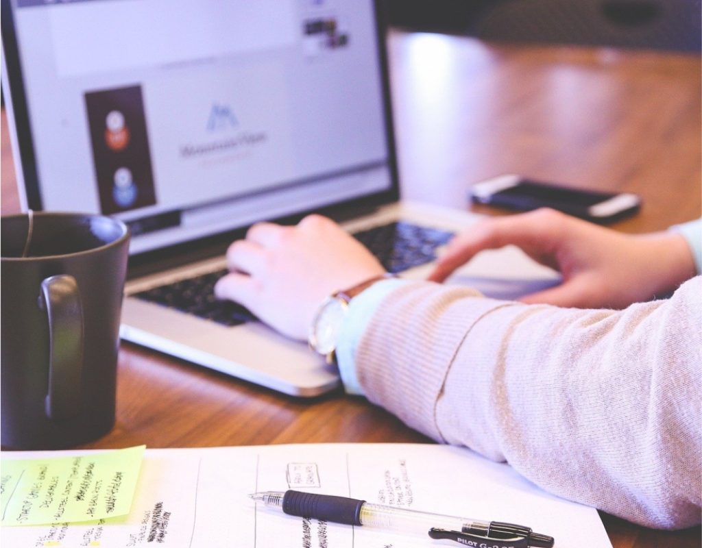 Contratar uma agência de marketing digital ou fazê-lo internamente